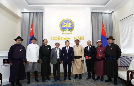 Үндэсний их баяр наадмыг тохиолдуулан соёл, урлагийн салбарын төлөөлөлд шагнал гардуулжээ