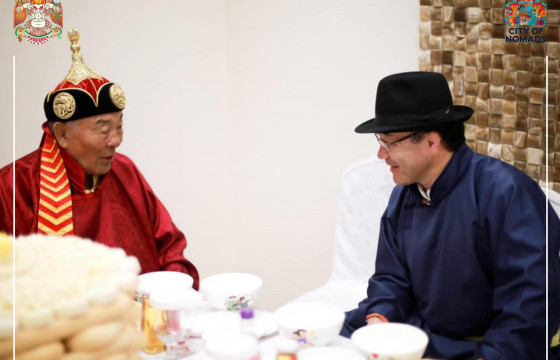 Хотын дарга дархан аварга Х.Баянмөнх, аварга О.Хангай, арслан Б.Орхонбаярт хүндэтгэл үзүүлжээ