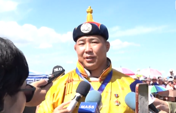 О.ХАНГАЙ: Сүүлийн даваан дээр алгаа тэнийлгэж чадахгүй болоод эмчээр бариулж барилдаанаа үргэлжлүүлсэн