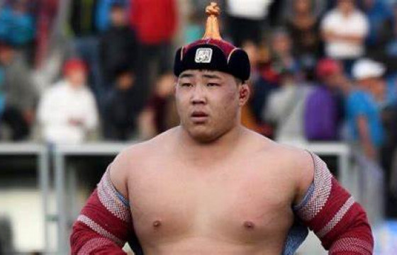 О.ХАНГАЙ: Түрүү бөхийн шагналаа нийгмийн сайн сайхны үйлсэд зориулж байгаадаа баяртай байна