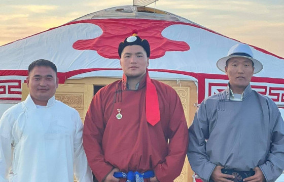 Хамгийн залуу начин Э.Батмагнайг хоёр өрөө орон сууцаар мялаалаа