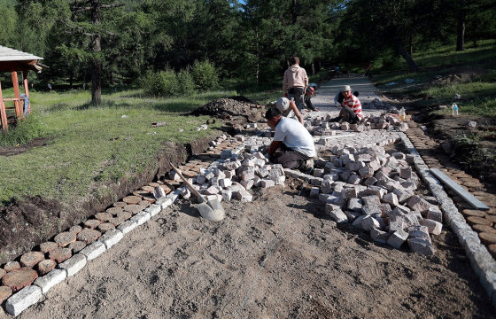     Дугуй цагаан орчмыг ойн цэвэрлэгээнээс гарсан моддыг ашиглан тохижуулж байна