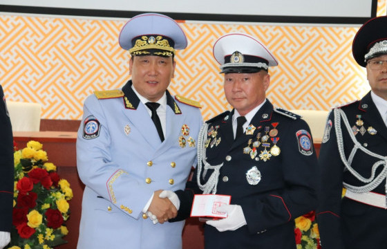 Нийслэлийн цагдаагийн удирдах газрын алба хаагчдад цол, шагнал гардууллаа