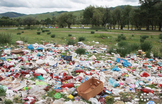 Соёлгүй амрагчдын үлдээсэн сэг зэм, хог хаягдал, бохирыг цэвэрлэгч нар араас нь түүж байна