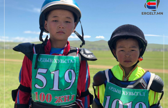 ХУРДАН МОРИНЫ УНААЧ ХҮҮХДҮҮД: Унасан хүлгээ төрийн наадамд айрагдуулах үнэхээр сайхан