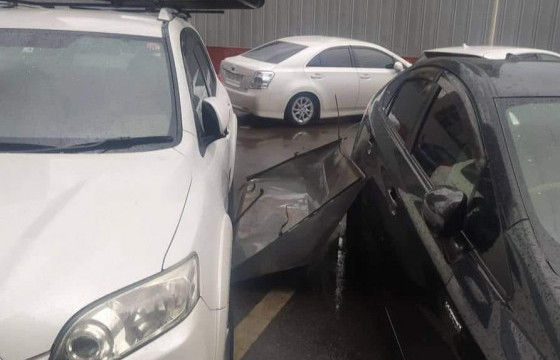 “Хурд” хорооллын 28 дугаар байрны дээвэр оршин суугчдын автомашин дээр унажээ 