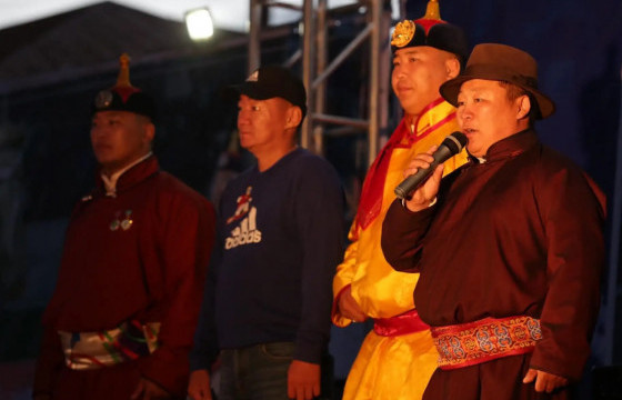 УИХ-ЫН ГИШҮҮН С.БЯМБАЦОГТ О.ХАНГАЙД ХОНИНЫХОО ТАЛЫГ, НАЧИН Б.БАТ-ӨЛЗИЙД БҮХ АДУУГАА БЭЛЭГЛЭЖЭЭ