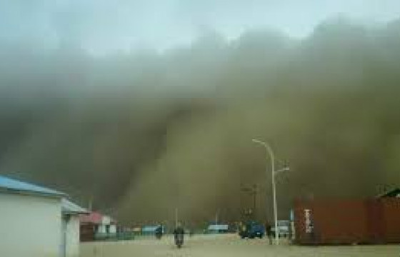 Хүчтэй салхины улмаас хоёр гэр нурж, автомашины шил хагарчээ