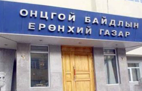 ОБЕГ: Баянзүрх дүүрэгт шаварт суусан хоёр машиныг татан гаргажээ