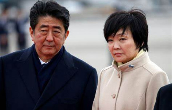 Шинзо Абэгийн эхнэрийг хамгаалж явсан цагдаагийн автомашин араас нь мөргөжээ