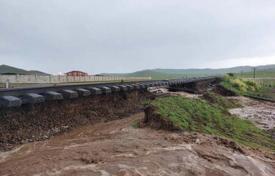 Угаагдсан төмөр замыг сэргээн засаж,галт тэрэгний хөдөлгөөнийг нээжээ