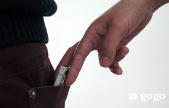 71 настай эмэгтэйн гар утсыг дээрэмдэж, зугтаасан этгээдийг эрэн сурвалжилж байна