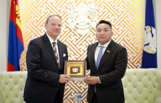 Германы тамирчин Монгол орны баруун хязгаараас зүүн хил хүртэл дугуйгаар аялна