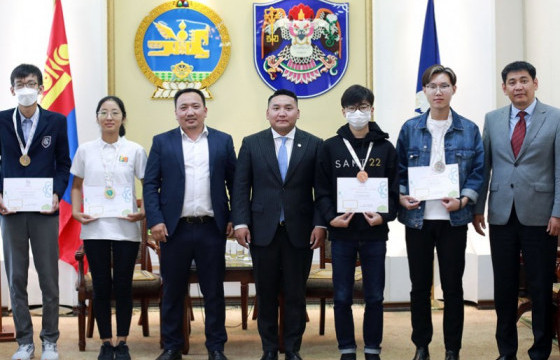 Дэлхийн нийслэл хотуудын олимпиадад оролцсон сурагчдад медалийг гардуулан өглөө