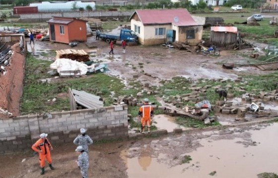 Үер буусан орчныг ариутган халдваргүйжүүлж байна
