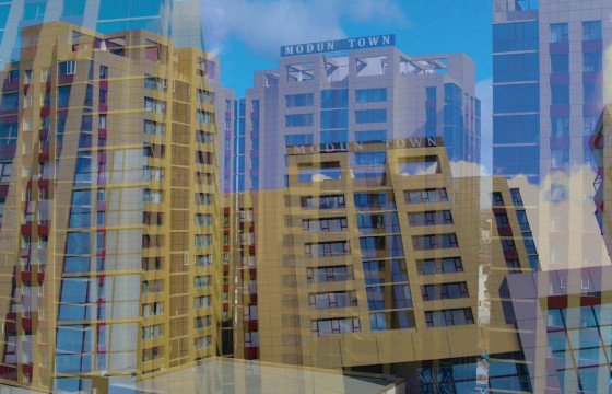 Тоглоомын талбайн дээвэр цөмөрсний улмаас хоёр хүүхэд унаж, эмнэлэгт хүргэгджээ