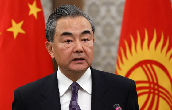 Хоёр жилийн өмнө “пээдийж” ирсэн Ван И одоо “хулхи нь бууж” ирэх нь 