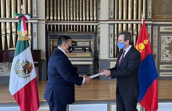 Элчин сайд Ө.Батбаяр Итгэмжлэх жуух бичгийн хуулбараа гардуулав