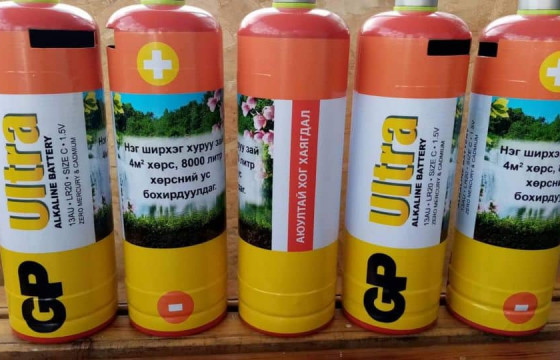 Онцгой байдлын алба хаагчид ашиглах боломжгүй болсон гал унтраагуурын саваар хаягдал зайн сав хийжээ