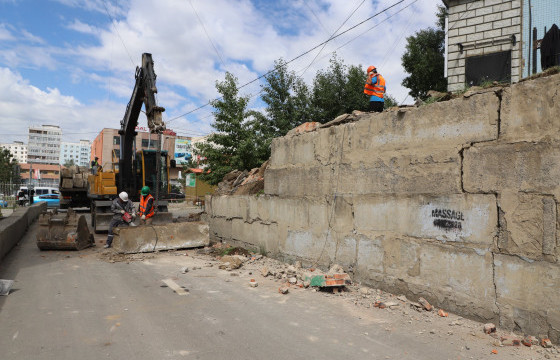Баянгол дүүргийн 19 дүгээр хороонд нурах эрсдэл үүссэн түшиц ханыг засварлаж байна