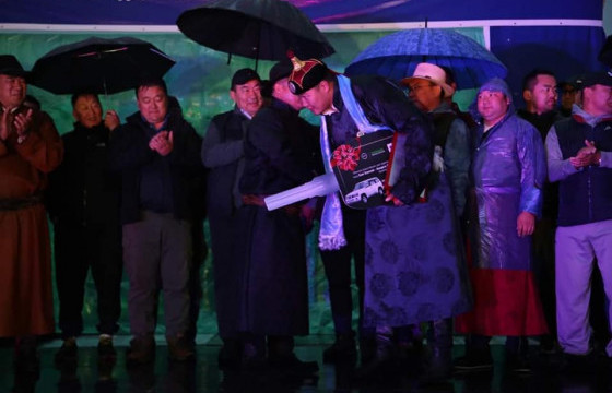 Хан Хэнтий нутаг улсын цол хүртсэн бөхчүүддээ байр, автомашин бэлэглэлээ