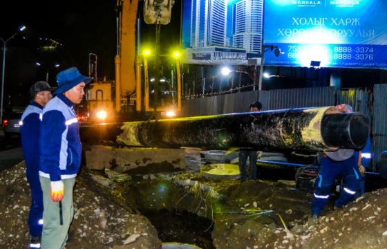 Үндэсний цэцэрлэгт хүрээлэнгийн арын замд борооны ус зайлуулах шугам угсарч байна