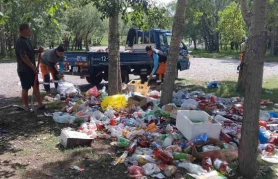 “Эх дэлхийгээ хайрлая” уриалгын хүрээнд Туул гол дагуух хог хаягдлыг НОБГ-ын алба хаагчид цэвэрлэлээ