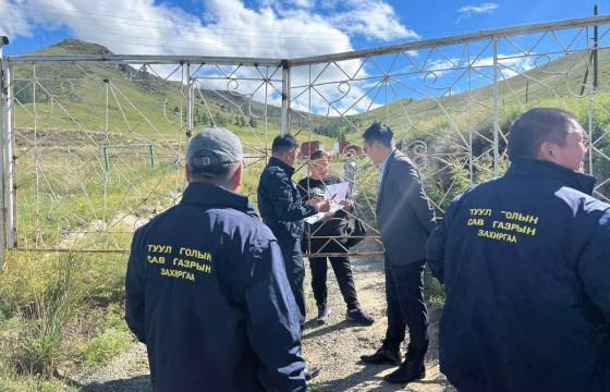 Зөвшөөрөлгүй  хашаа, хайс татсан зөрчилтэй есөн иргэн, хуулийн этгээдэд хариуцлага тооцжээ 