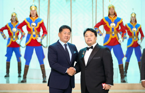 Дэлхийн шилдэг баритон Э.Амартүвшин Ардын жүжигчин цол хүртлээ