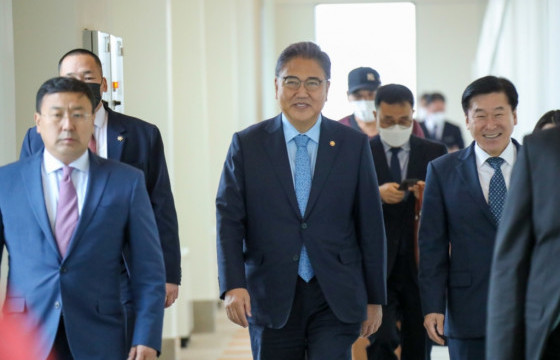 БНСУ-ын Гадаад хэргийн сайд Пак Жин Монгол Улсад хүрэлцэн ирлээ