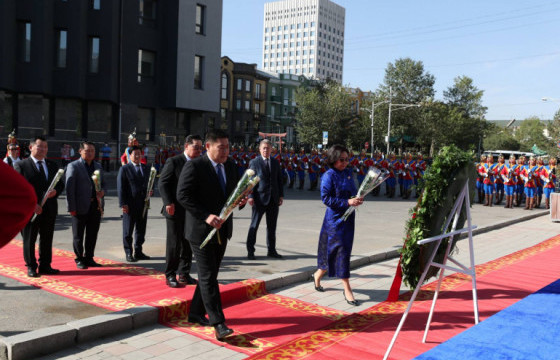 Хэлмэгдэгсдийн хөшөөнд цэцэг өргөж, хүндэтгэл үзүүлжээ