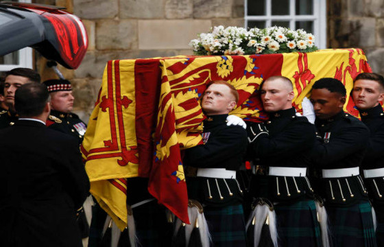 Хатан хаан II Элизабетын шарилыг Эдинбургт хүргэжээ