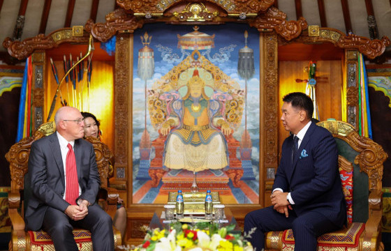 Элчин сайд Майкл Клеческиг Алтан гадас одонгоор шагналаа