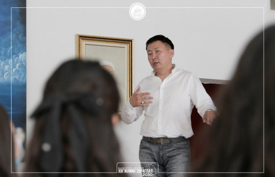 СУРГАГЧ БАГШ ХӨТӨЛБӨР АМЖИЛТТАЙ ХЭРЭГЖИЖ БАЙНА