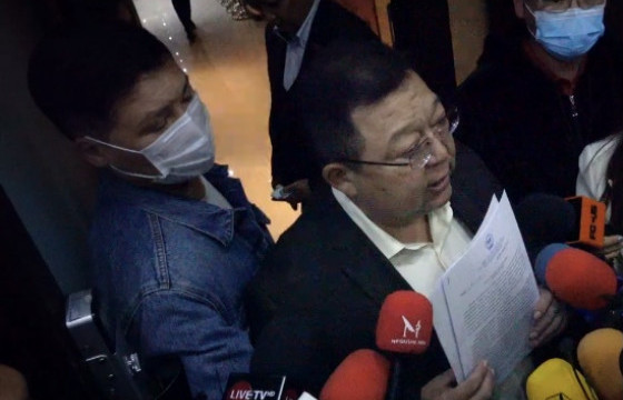 АН-ын тамгыг булаахаар байр руу нь халджээ