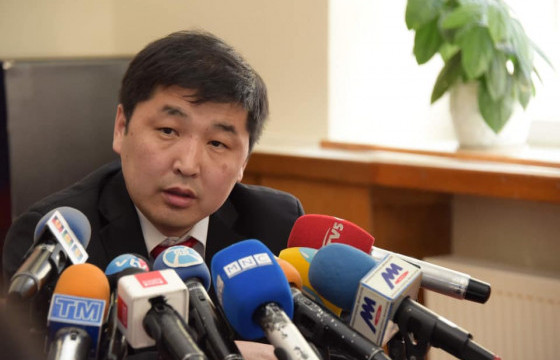 О.БААСАНХҮҮ: С.Эрдэнийн ард  Д.Сумьяабазар, Х.Нямбаатар нар байгаа