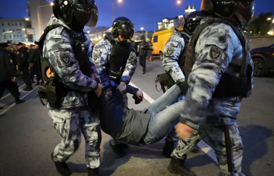 ОХУ-д цэргийн дайчилгааг эсэргүүцэж, жагсаалд оролцсон 1300 гаруй хүнийг баривчилж, шууд цэрэгт татжээ