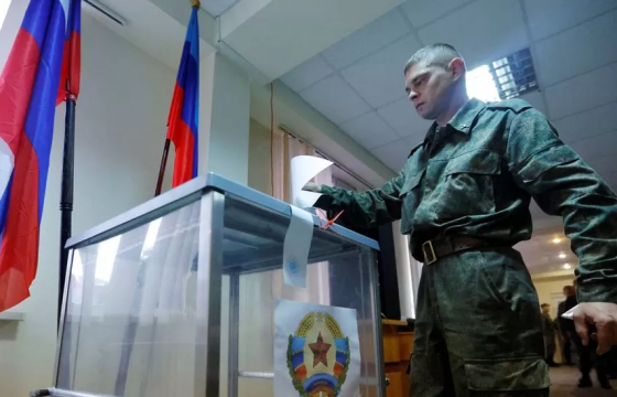 Донецк, Луганскыг ОХУ-д нэгтгэх санал хураалтыг цэргүүд иргэдийн гэрт очиж авч байгаа гэв