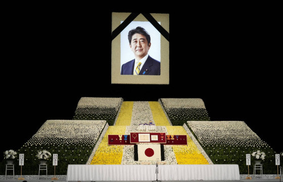 Хатан хааныг оршуулгаас их зардал гаргасан ШИНЗО АБЭГИЙН ТӨРИЙН ОРШУУЛГАД 218 орны 4300 төлөөлөгч оролцжээ