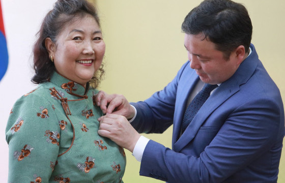 УИХ-ын дарга болон нийслэлийн удирдлагууд ахмадуудад хүндэтгэл үзүүллээ