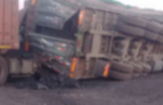 Замын хар тос тээвэрлэж явсан ОХУ-ын иргэн замын хажуу руу унаж амиа алджээ