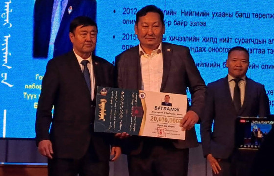 20 САЯ ТӨГРӨГӨӨР ШАГНУУЛСАН БАГШ Б.ТҮВДЭНДОРЖ: Боловсролын салбарт 20 гаруй жил зүтгэсний минь хариу ирлээ. Шагналынхаа мөнгөөр машин авна