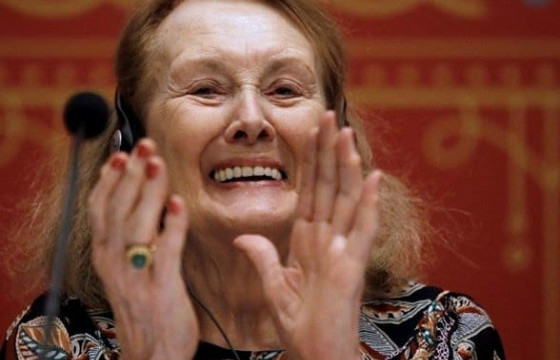 Анни Эрнаукс Нобелийн шагнал хүртлээ