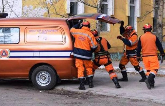 ОБЕГ: Согтууруулах ундаа хэрэглэсэн үедээ долоон давхраас үсрэх гэж байсан иргэнийг аварчээ