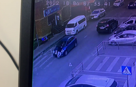 МАШИНД МӨРГҮҮЛСЭН  11 НАСТАЙ ХҮҮГИЙН ЭЭЖ Н.ЭНХЧИМЭГ: Таван настай хүүг эмнэлэгт хүргээд миний хүүг орхисон байна лээ