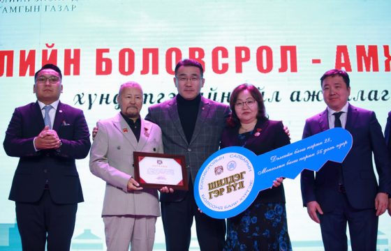 Гэр бүлээрээ боловсролын салбарт ажиллаж буй есөн өрхөд түрээслээд өмчлөх орон сууц олголоо