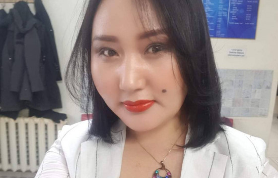 БУСДЫГ ЗАЛИЛСАН ГЭХ ДЭНЖ БАГИЙН ДАРГА А.ЭНХЦЭЦЭГ: ЧӨЛӨӨ АВСАН АЖИЛТНЫХАА ДАНСААР ЦАЛИН АВЧ, АЖИЛЛАСАН  ХҮН БҮРД 70 МЯНГАН ТӨГРӨГ ӨГСӨН