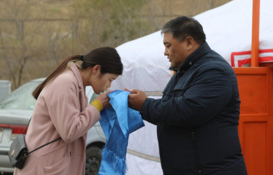 Бага насны хоёр дүүгээ асран хамгаалдаг охинд өргөө цагаан гэр бэлэглэжээ