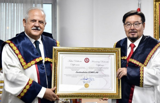 УИХ-ын дарга Г.Занданшатарт “Хүндэт доктор