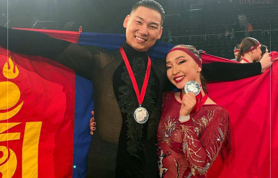 “MOON DANCE” ХАМТЛАГИЙН БҮЖИГЧИН М.ЦЭЛМҮҮН: Дэлхийн аварга шалгаруулах тэмцээний тайзан дээр сандарсан ч хамтлагаараа  зэрэг амьсгалахдаа чадна гэдгээ мэдэрсэн 